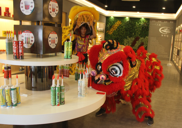 千秋偉業(yè)添錦繡 萬(wàn)里鵬程展宏圖 —— 常青樹(shù)舞獅獻(xiàn)瑞賀新春，歡天喜地迎開(kāi)工！